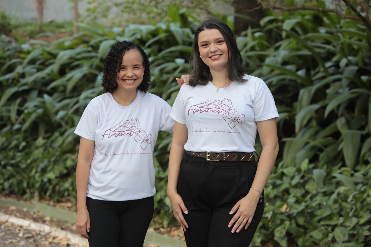 Psicólogas idealizadoras do Florescer, sorrindo lado a lado